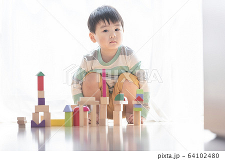 積み木で遊ぶ男の子 64102480