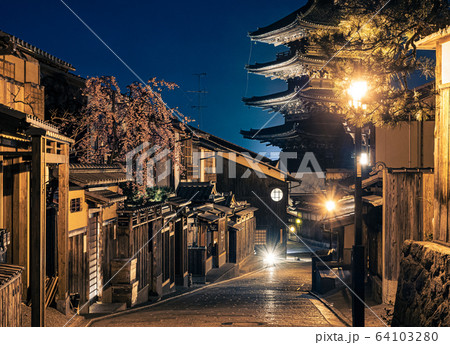 京都 八坂の塔 夜景 京都 八坂の塔 夜景 64103280