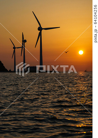 夕日 夕焼け 風力発電 64104256