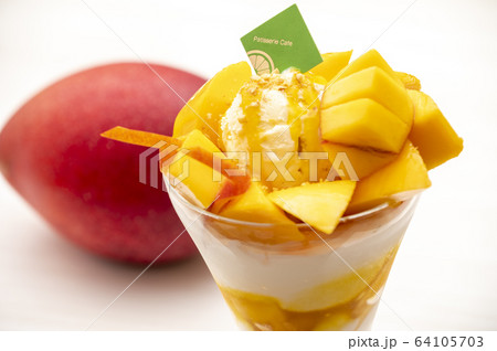 マンゴーパフェ／フルーツデザートイメージ 64105703