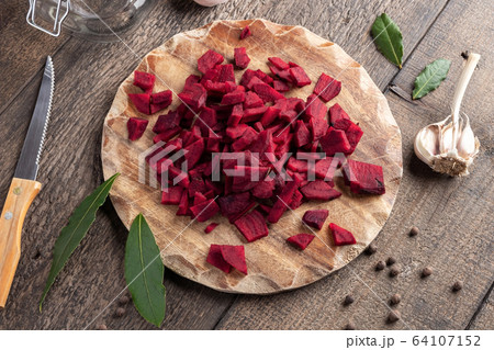 Sliced red beets with garlic and spices - Sliced red beets with garlic and spices - 64107152