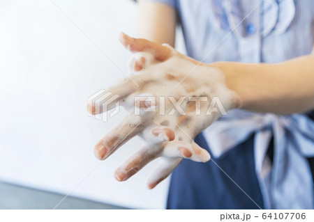 手を洗う女性 手を洗う女性 64107706