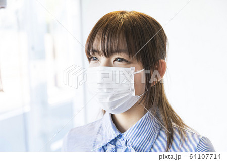 マスクをする女性 64107714