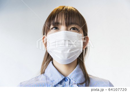 マスクをする女性 64107720