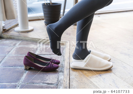 靴を脱ぐ 64107733