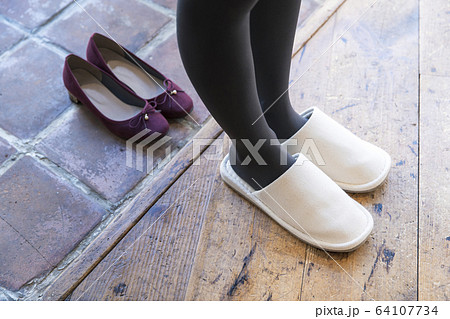靴を脱ぐ 靴を脱ぐ 64107734