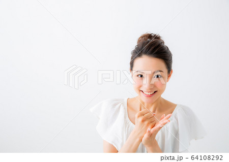 笑顔の女性 笑顔の女性 64108292