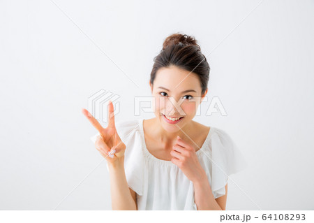 笑顔の女性 笑顔の女性 64108293
