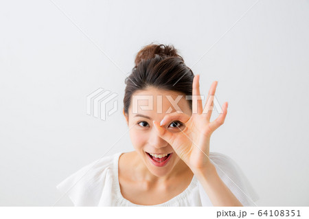 笑顔の女性 64108351