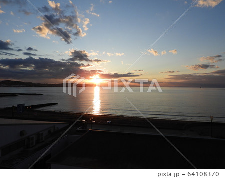 北条海岸の夕陽の景色 北条海岸の夕陽の景色 64108370