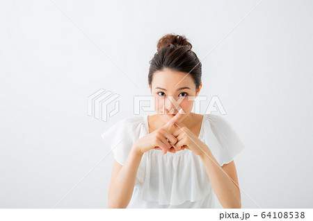 女性　秘密イメージ 64108538