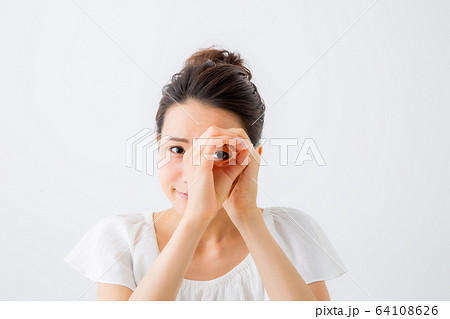 のぞく女性 のぞく女性 64108626