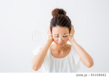 悩む女性 悩む女性 64108682