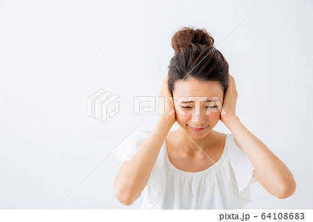 悩む女性 64108683