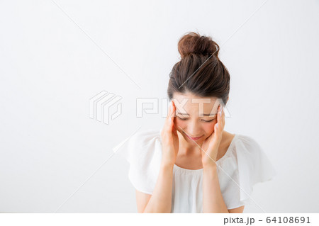 悩む女性 64108691