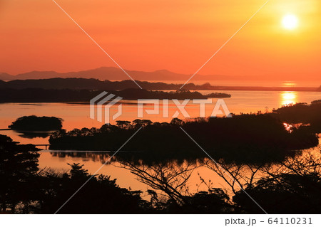 【宮城県】朝焼けの松島湾（日本三景） 64110231