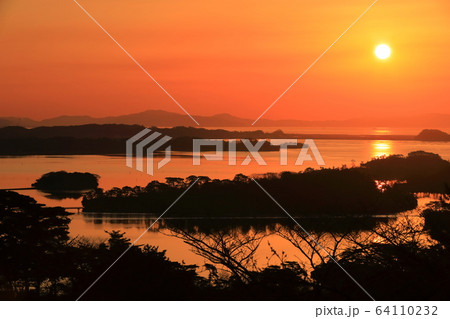 【宮城県】朝焼けの松島湾（日本三景） 64110232