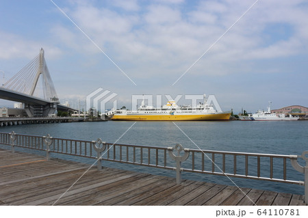 青森の名所 八甲田丸、青森ベイブリッジ、巡視船おいらせ 青森の名所 八甲田丸、青森ベイブリッジ、巡視船おいらせ 64110781