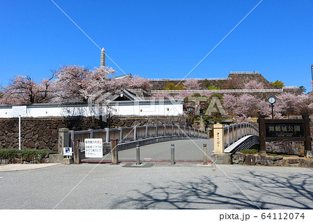 ■ 甲府城 ■ 舞鶴城公園 ■ 快晴 ■ 山梨県 ■ 桜満開 64112074