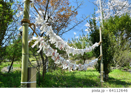 神社のおみくじ掛け 64112646