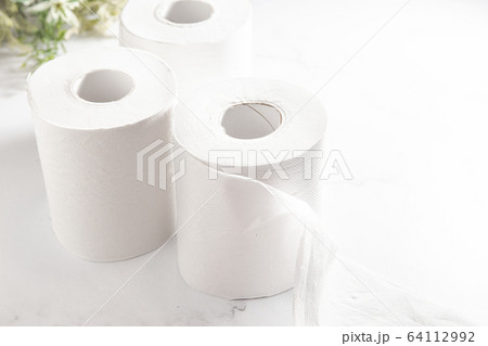 トイレットペーパー、トイレ、紙、日用品、ティッシュ 64112992