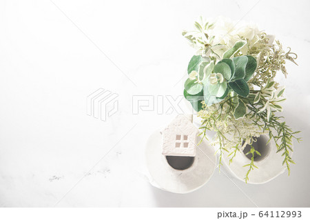 トイレットペーパー、トイレ、紙、日用品、ティッシュ 64112993