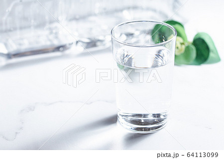 水、グラス、コップ、飲む、ペットボトル 水、グラス、コップ、飲む、ペットボトル 64113099