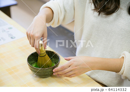抹茶を点てる手元 抹茶を点てる手元 64114332