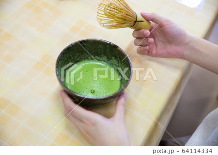 抹茶を点てる手元 抹茶を点てる手元 64114334