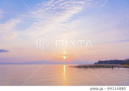 滋賀県　琵琶湖　早朝の湖西風景　 64114880