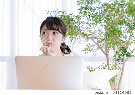 女性 パソコン 在宅勤務 女性 パソコン 在宅勤務 64114982