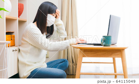 病気の女性　マスク頭痛　発熱　オンライン診療　PC　検索　16:9 64115049