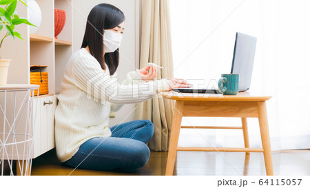 病気の女性　在宅　発熱　PC　検索　オンライン診療　16:9 64115057
