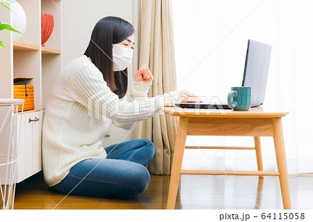 病気の女性 リモートワーク PC オンライン診療 病気の女性 リモートワーク PC オンライン診療 64115058
