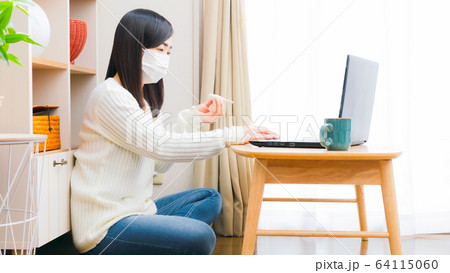 病気の女性　在宅　発熱　PC　検索　オンライン診療　16:9 64115060