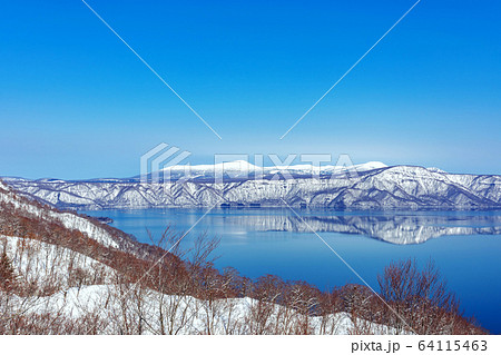 【青森十和田湖】八甲田連峰を映す十和田湖の水鏡 64115463