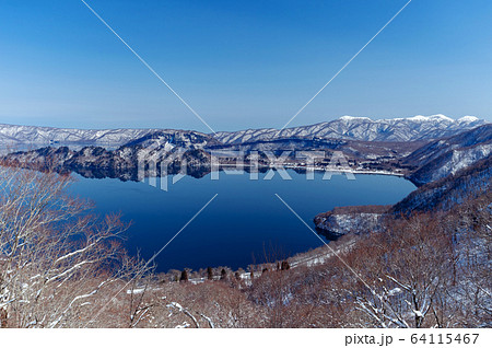 【青森県十和田湖】初春の十和田湖：紫明亭展望台から望む十和田湖、中山半島・休屋 64115467