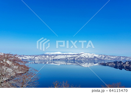 【青森十和田湖】八甲田連峰を映す十和田湖の水鏡 64115470