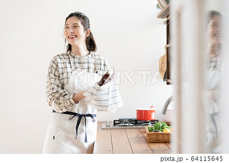 女性 ライフスタイル キッチン 女性 ライフスタイル キッチン 64115645