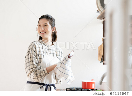 女性 ライフスタイル キッチン 女性 ライフスタイル キッチン 64115647