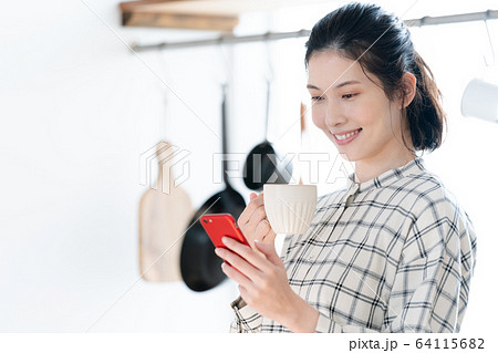 女性 ライフスタイル キッチン 女性 ライフスタイル キッチン 64115682