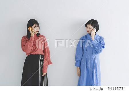 携帯電話を使う女性 携帯電話を使う女性 64115734
