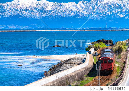 《富山県》雨晴海岸と氷見線・絶景ローカル線 64116632