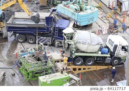 建築現場 基礎工事 コンクリート打設 建築現場 基礎工事 コンクリート打設 64117717