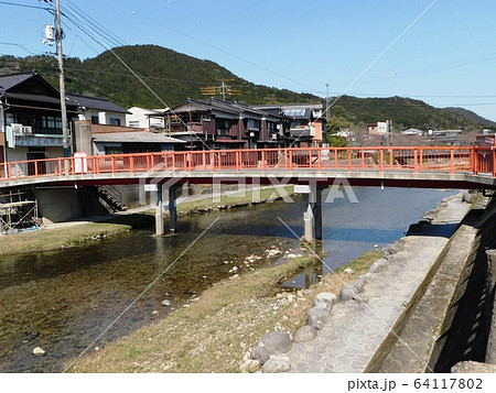 音信川に架かる八千代橋下の川原 64117802