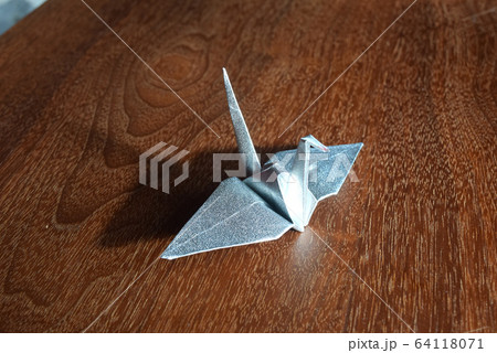 折り紙で鶴を折ってみよう、完成 折り紙で鶴を折ってみよう、完成 64118071