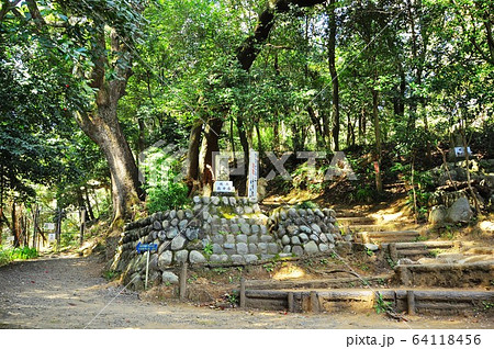 神奈川県厚木市 飯山白山森林公園ハイキングコース 男坂と女坂入口の写真素材