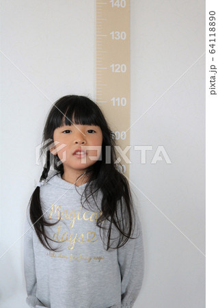 身長を計る女の子 64118890