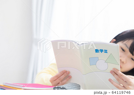 女子学生　自宅学習 64119746