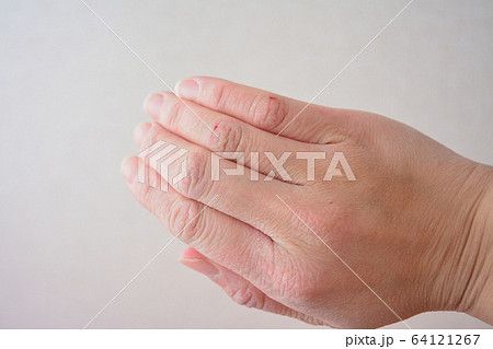 女性の乾燥した手 64121267